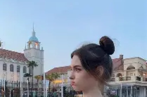 网红猴哥离婚半年被曝新恋情上海街头亲密互动引关注