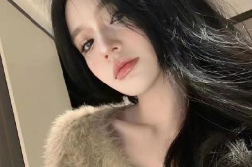 曝网红猴哥新恋情！轻抚对方背部颜值身材不输前妻何钰欣